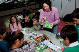 Nens en un taller de la Fira de Nadal Infantil a Cornellà de Llobregat.