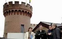 Visita del diputado, el alcalde y otros concejales por los espacios restaurados del Castillo