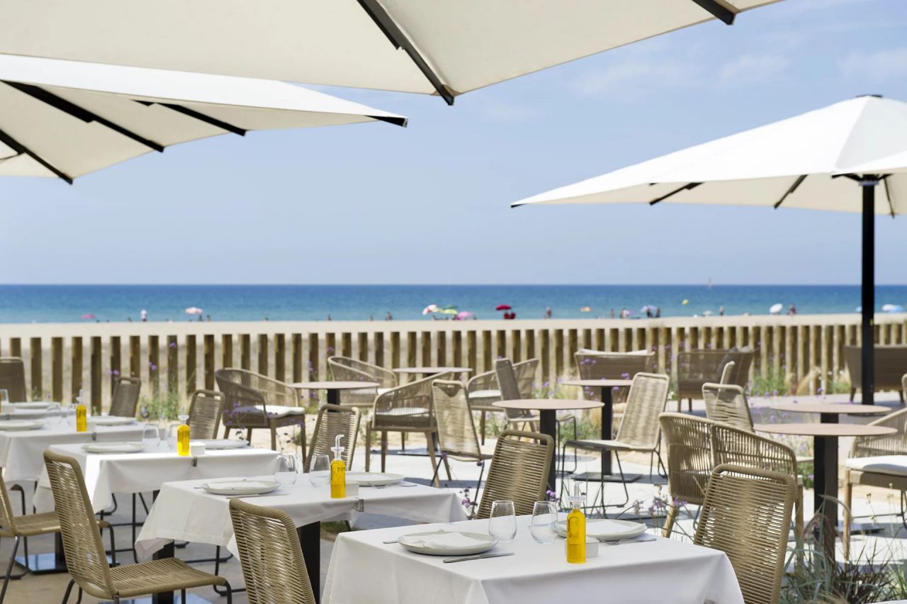 hoteldonna-castelldefels-terrassa-1.jpg