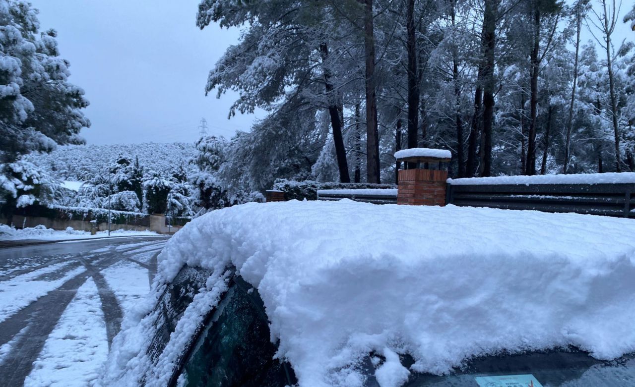En el algunos punto de Begues, se han llegado a acumular hasta 15 centimetros de nieve (Foto: Xavi Cabo)