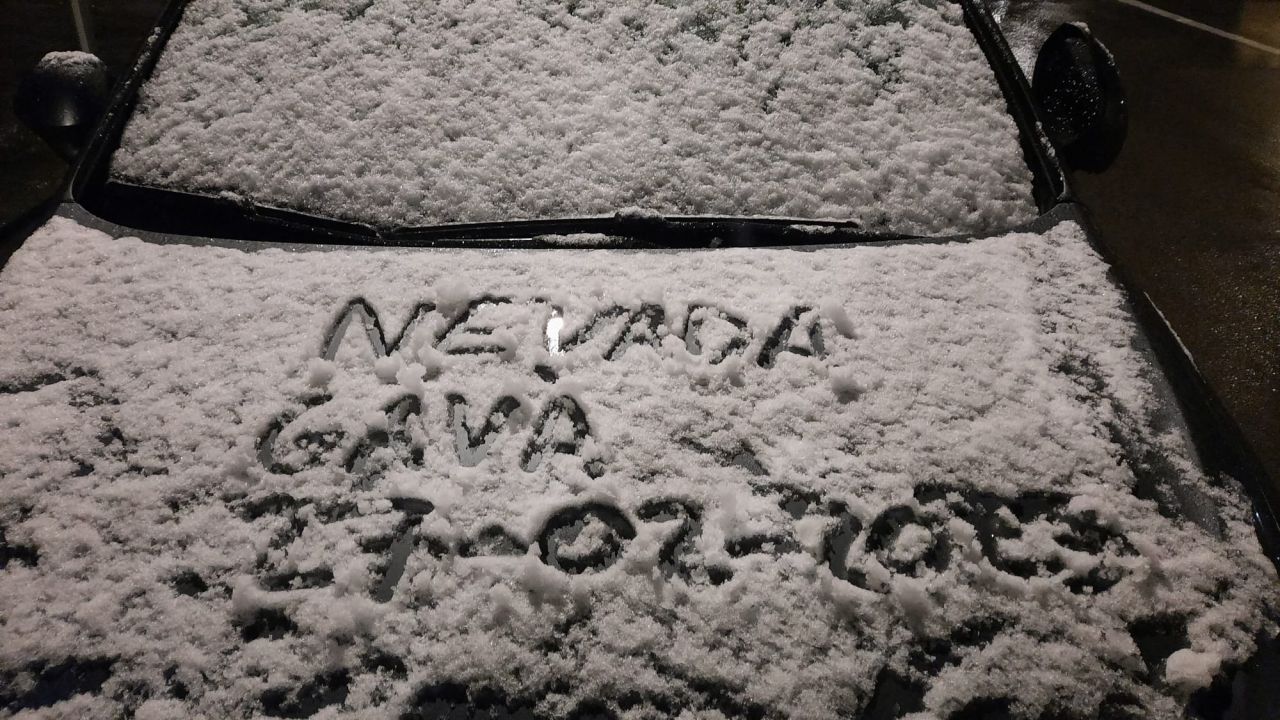 Fotografia de un coche cubierto de nieve en Gavà (Foto: Xavi Cabo)