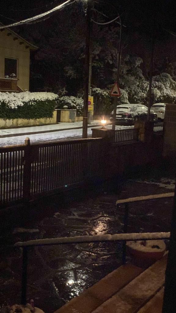 La nieve se acumula en coches y arboles en el municipio de Begues