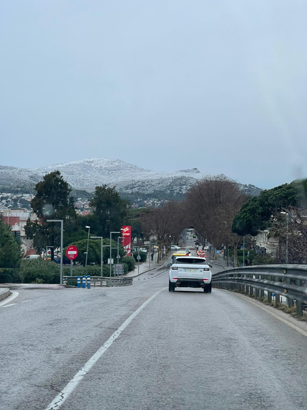 Vista de El Garraf desde Castelldefels, sobre el puente de la C-31