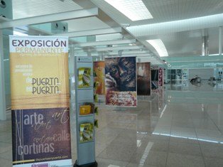 La T1 de l'aeroport acull l'exposició "De porta en porta"