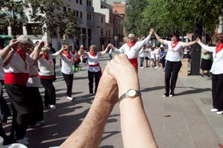 Els cursets de sardanes de L'Hospitalet es clouen a la Plaça de l'Ajuntament hospitalenca