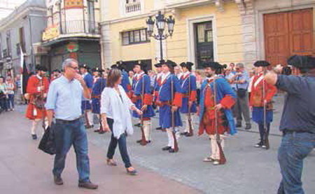          La alcaldesa pasó revista a los ejércitos de la Guerra de Sucesión.