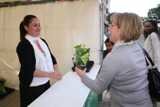L'Ajuntament de Sant Joan Despí obsequia els compradors amb plantes