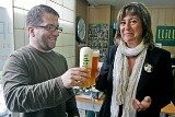 L'alcaldessa de l'Hospitalet visita l'empresa cervesera Glops