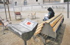 S’instal·la el primer “Banc Passallibres” a l’espai de lectura de la Plaça Francesc Macià