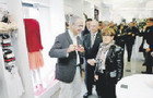 La consellera Mar Serna inaugura una botiga de roba amb dimensió social