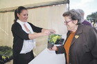 L’Ajuntament de Sant Joan Despí obsequia els compradors amb plantes