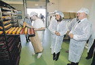 L’alcaldessa visita el centre de producció de l’empresa El Fornet d’en Rossend a l’Hospitalet