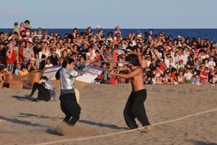 Torna la lluita entre els pirates i els sardiners a la platja de Castelldefels en una nova edició de les Festes del Mar