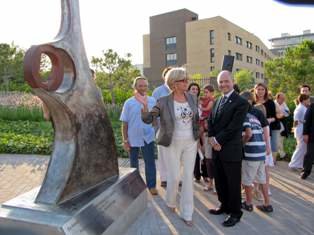 Una escultura en honor al fundador de l'antic Hospital de Sant Boi
