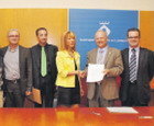 Firma del acuerdo entre el alcalde J. Bosch y Pichuki SL; a izquierda y derecha, los concejales Tamayo y Gonzalez.