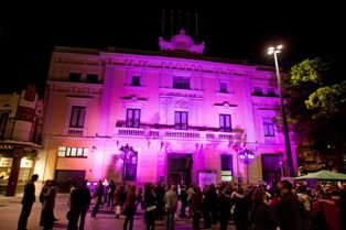La façana de l'Ajuntament s'il•lumina de color rosa el Dia Mundial contra el Càncer de Mama