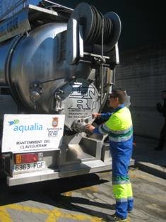 Aqualia neteja els embornals a Molins de Rei per facilitar la recollida d’aigua els dies de pluja