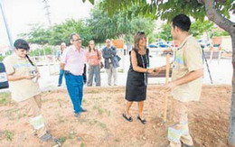 L’Alcaldessa visita els participants en un dels 21 plans extraordinaris d’ocupació local