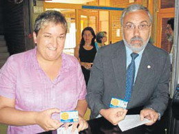 La regidora d’Esports, Maria del Mar Latorre (PSC) i l’alcalde Joan Sau ja tenen el seu carnet.