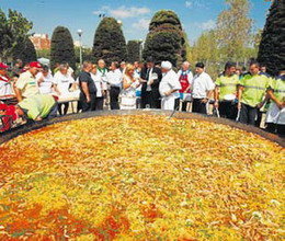 La gent gran de Sant Joan Despí celebra la Diada amb una paella per a 2.000 persones