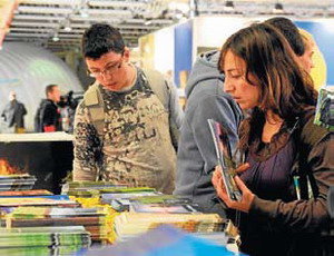Dos visitants a la Fira Agrotur consulten el material informatiu d’un dels estands del certamen