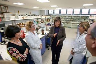 L’ALCALDESSA VISITA EL LABORATORI MUNICIPAL DE SALUT PÚBLICA