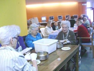 Els usuaris de la Residència Municipal de Can Comelles participen en el tradicional taller de panellets