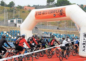 Los participantes en la edición de este año de la MI-BTT en un momento de la prueba ciclista.