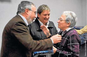 L’alcalde Sau i la regidora Latorre (PSC) fent lliurament dels obsequis als socis més fidels.
