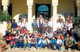 Els nens i nenes del col·legi Sant Lluís visiten l’Ajuntament de Begues