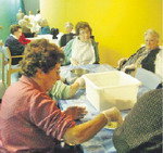 Els usuaris de la Residència Municipal de Can Comelles participen en el taller de panellets
