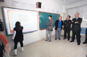 Manuel Chaves visita Viladecans para conocer el proyecto de aulas digitales