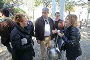El regidor Francesc Bellver durant la seva visita al remodelat Parc dels Ocellets