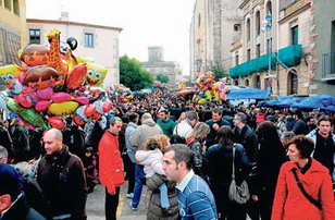 Las tradicionales paradas de productos, el espacio de automoción y las exhibiciones deportivas son ingredientes de esta Fira que cambia la fisonomía de Sant Boi durante estas fechas.