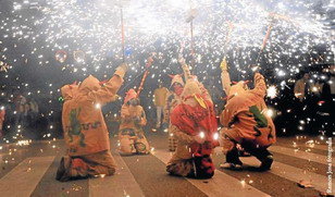 Los diablos de Castelldefels encabezando el pasacalles de la Festa Major d’Hivern.