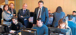 D’esquerra a dreta, Anna Pérez, regidora municipal de Promoció Econòmica, Foment de l’Ocupació i Comerç ; Joan Sau, alcalde de Castelldefels i Joan Josep Berbel, director del Servei d’Ocupació de Catalunya.