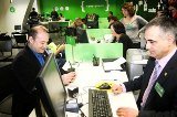 L'alcalde Carles Ruiz fent us de la nova oficina d'informació del municipi