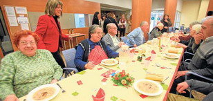 La alcaldesa Núria Marín acompaña a los usuarios de los casales municipales