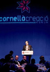 Francisco Belil desarrolla su ponencia en el Cornellà Creació-Fòrum.