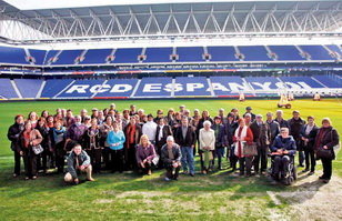 Els grups de voluntariat per la llengua visiten l’Espanyol