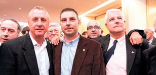 Ramon Andreu president del FC Santboià acompanyat a la foto d’en Johan Cruyff