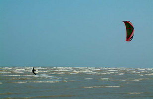 Una agrupació de surfistes demanda un espai pel kitesurf