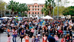 La Fiesta Solidaria de Interlibros llena la plaza de la Iglesia