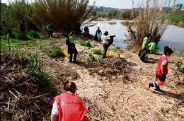 Unes 80 persones participen en la jornada de neteja de l’espai fluvial Fem dissabte!