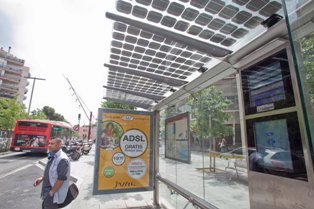 Nova marquesina a les parades d'autobús de Cornellà