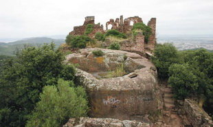 Estat actual de les ruïnes del Castell d’Eramprunyà ubicat entre Gavà i d’altres municipis del Baix Llobregat.
