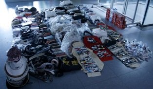 Actuació policial contra el top-manta a Castelldefels