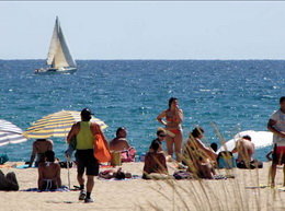 La platja de Castelldefels torna a ser reconeguda amb la Bandera Blava de qualitat mediambiental