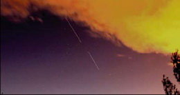 El transbordador Endeavour sobrevuela Castelldefels