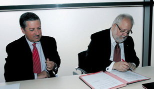 Salvador Esteve, en la foto firmando un acuerdo con un directivo de la Seat, serà el nuevo Presidente de la Diputación.